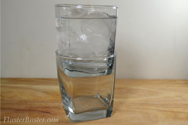 A little household tip that will easily separate drinking glasses and keep them from breaking.