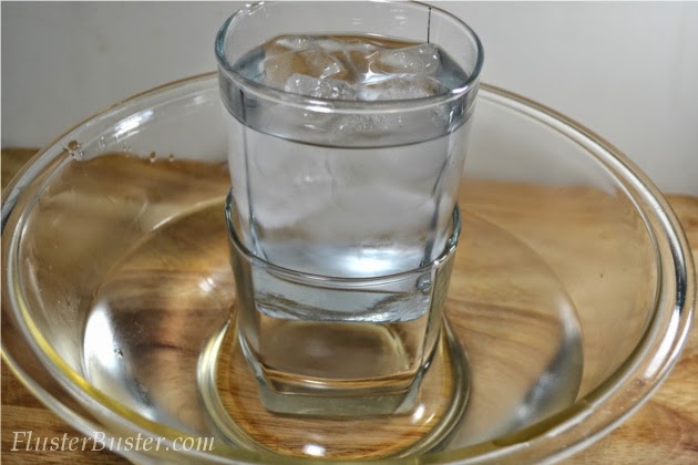 A little household tip that will easily separate drinking glasses and keep them from breaking.