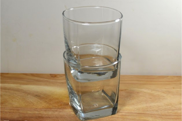 A little household tip that will easily separate drinking glasses and keep them from breaking.