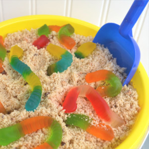 This beach party pudding is the perfect kid friendly recipe. It's super easy to make, there's no baking, and it's really cute. The kids have just as much fun making it as they do eating it.