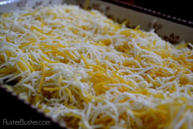 Super creamy mac & cheese is so cheesy and delicious. Serve as side dish or add sausage and serve as main dish. Simpe recipes and kid favorite #mommymeals.