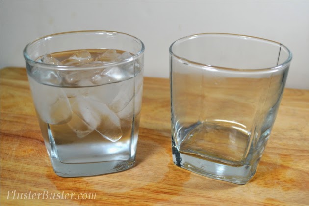 A little household tip that will easily separate drinking glasses and keep them from breaking.