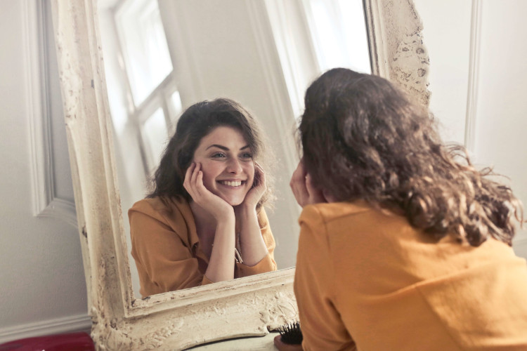 data-pin-description="If you’re feeling like you’ve lost all confidence and you don’t like what you see in the mirror, read this article for some beauty advice on being kind to yourself and feeling more attractive."